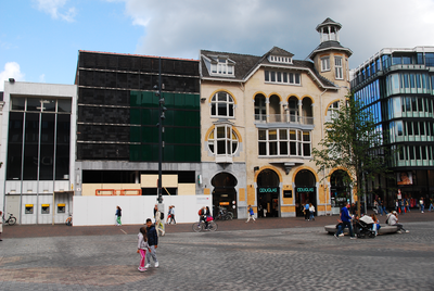 904687 Gezicht op de voorgevels van de panden Vredenburg 4 (links) en Vredenburg 3 (Parfumerie Douglas) te Utrecht.